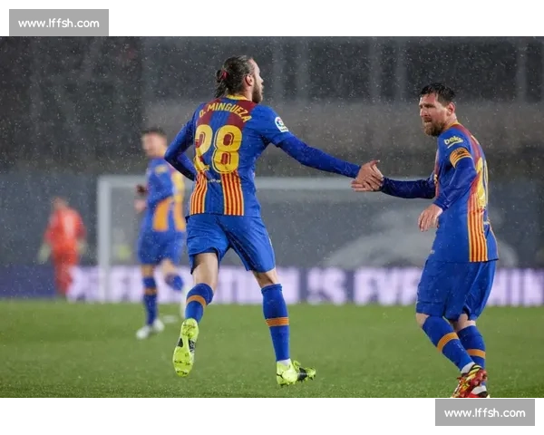 国家德比温情瞬间：佩德里与维尼修斯的对抗与尊重