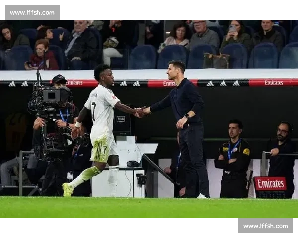 瓦伦西亚主场迎战皇马西甲焦点对决引爆争冠悬念之夜激情碰撞时刻 瓦伦西亚主场迎战皇马西甲焦点对决引爆争冠悬念之夜激情碰撞时刻